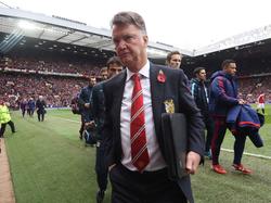 Louis van Gaal zoekt zijn plek op de bank op voorafgaand aan het competitieduel Manchester United - Manchester City. (25-10-2015)