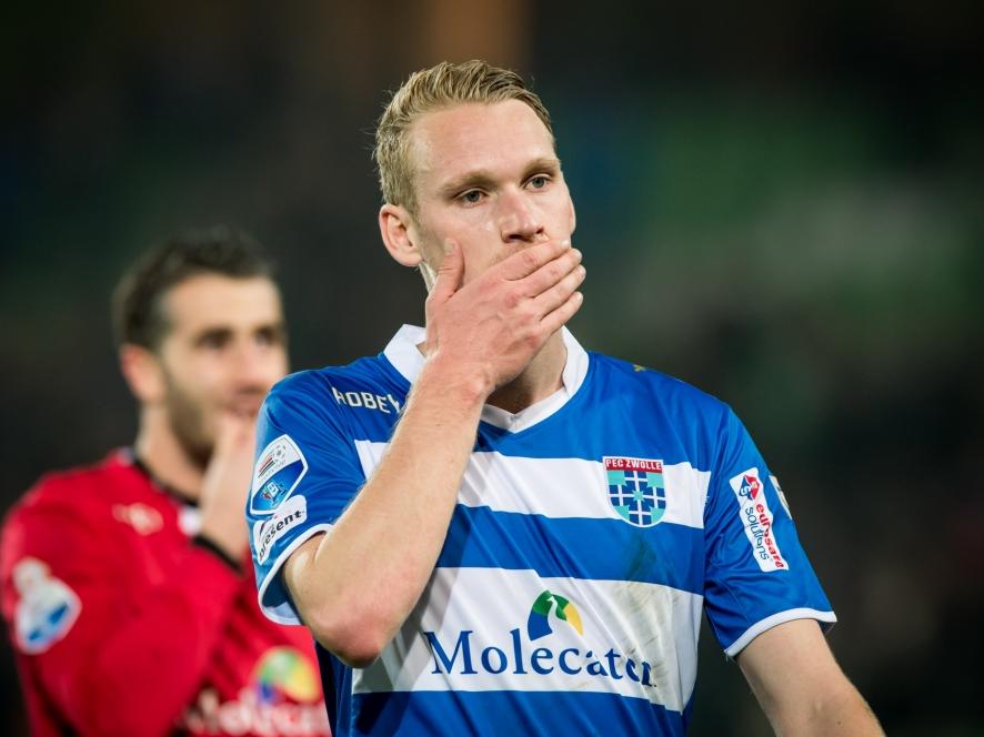 Stef Nijland kan zijn ogen niet geloven tijdens het competitieduel FC Groningen - PEC Zwolle. (31-10-2015)