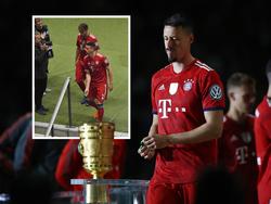 Ein frustrierter Sandro Wagner möchte die Medaille nicht am Hals haben