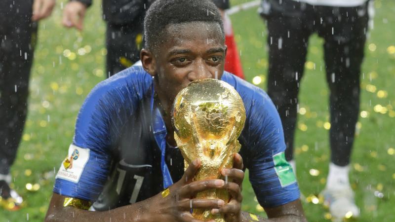 Ousmane Dembélé mit dem WM-Pokal