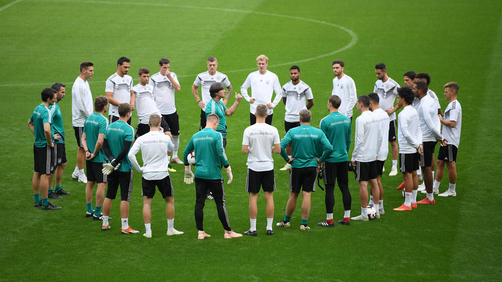 Bundestrainer Joachim Löw bereitet sein Team auf das Spiel gegen Frankreich vor