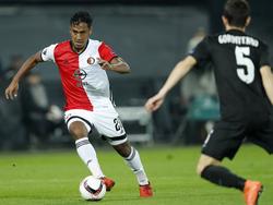 Feyenoord-middenvelder Renato Tapia dribbelt het middenveld op in de confrontatie in de Europa League met Zorya Lugansk. (20-09-2016)
