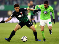Ja-Cheol Koo (l.) könnte dem FCA gegen Mainz fehlen