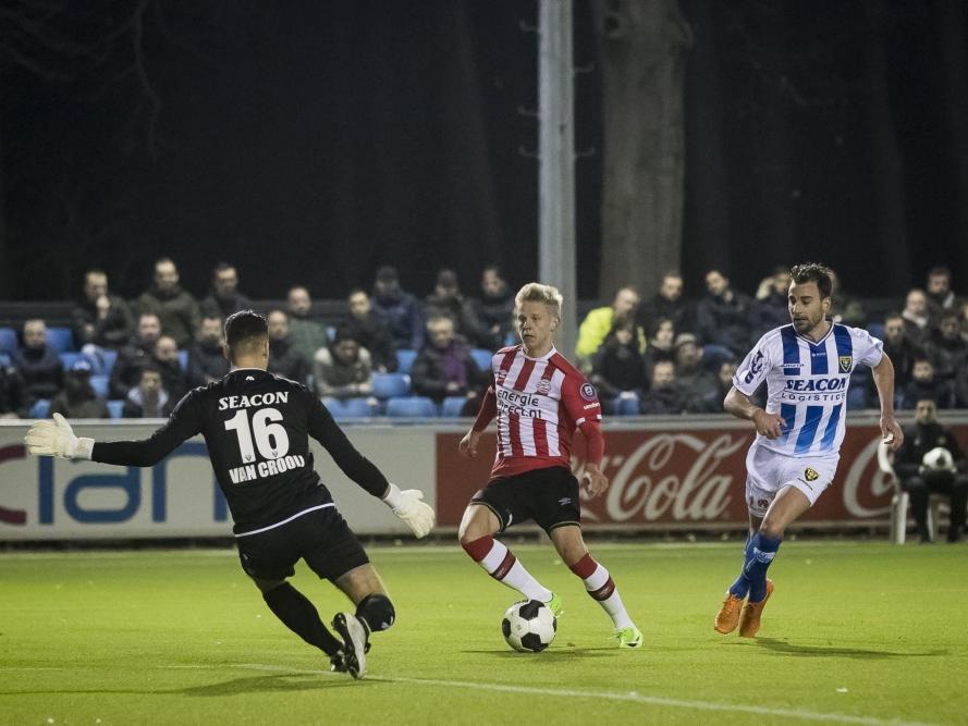 Oleksandr Zinchenko (m.) gaat alleen op VVV-doelman Deleno van Crooy (l.) af tijdens het competitieduel Jong PSV - VVV-Venlo (06-02-2017).