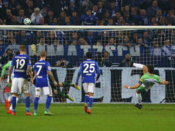 Eine der Schlüsselszenen auf Schalke: Mario Gomez rutscht beim Elfmeter aus