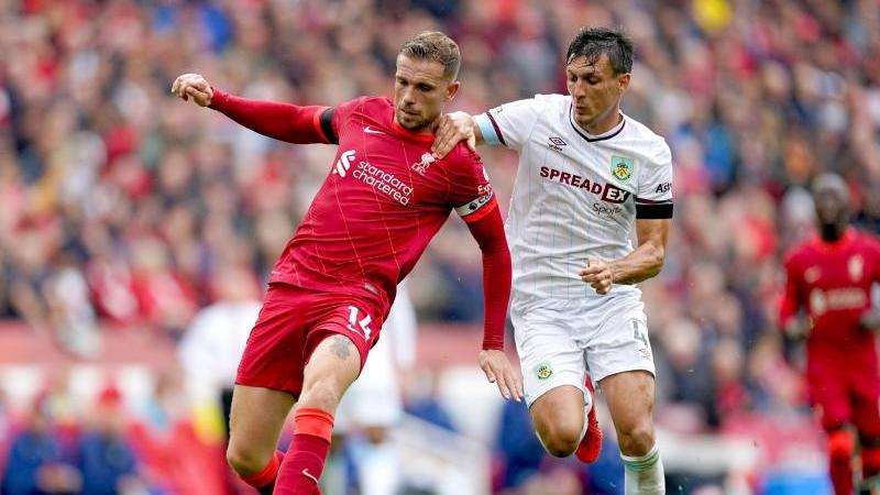 Liverpools Jordan Henderson (l.) behauptet gegen Burnleys Jack Cork den Ball