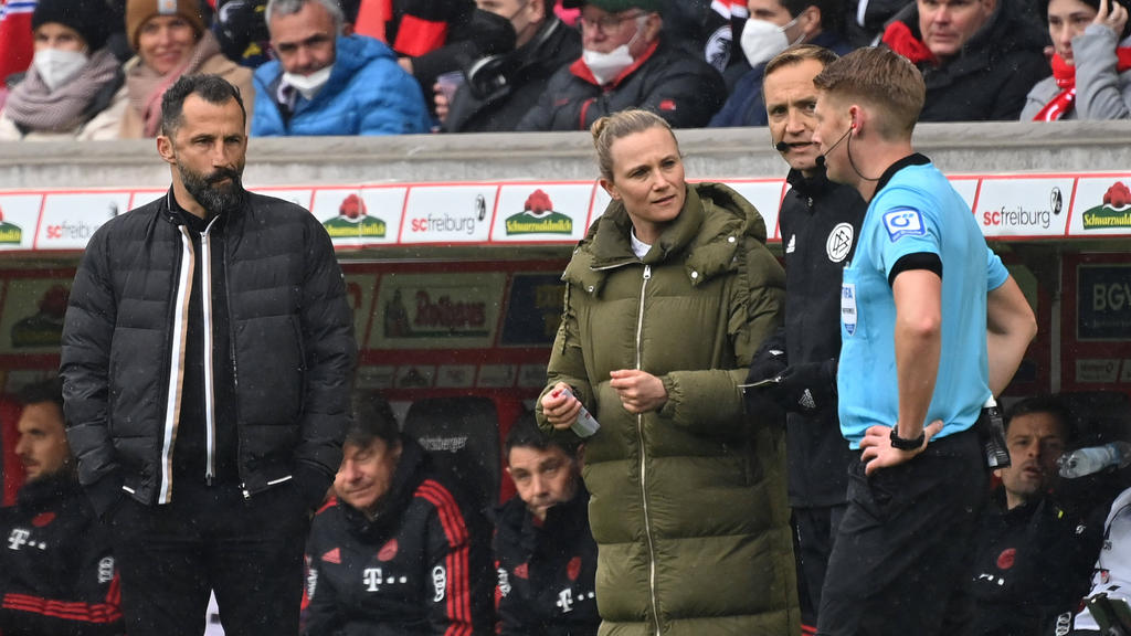 Salihamidzic (l.) verteidigte Krüger nach der Wechselpanne des FC Bayern Salihamidzic (l.) verteidigte Krüger nach der Wechselpanne des FC Bayern