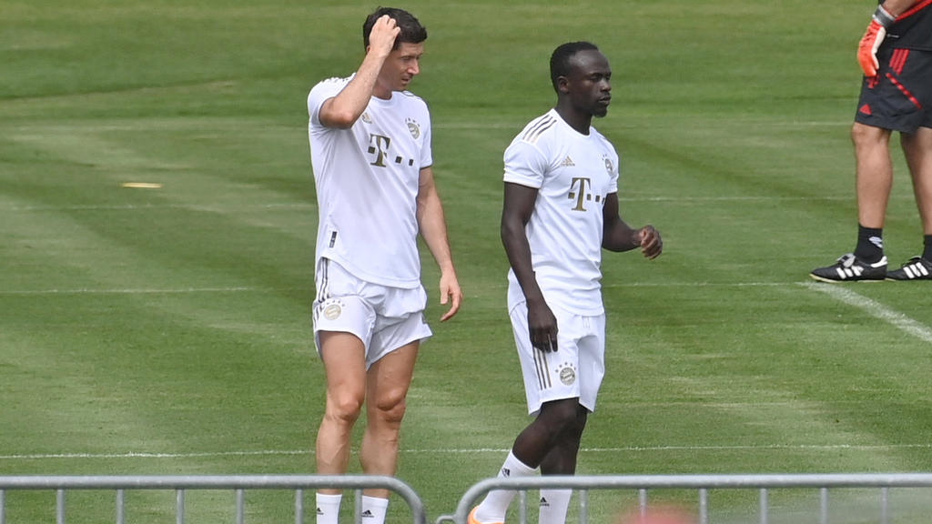 Robert Lewandowski (l.) mit Sadio Mané am Mittwoch beim Training des FC Bayern Robert Lewandowski (l.) mit Sadio Mané am Mittwoch beim Training des FC Bayern