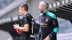 Gladbach-Profi Florian Neuhaus (l.) kassiert ein großes Lob von Marco Rose (r.)