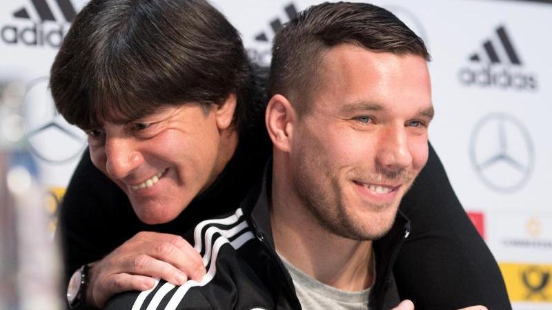 Joachim Löw (l.) und Lukas Podolski kennen sich aus gemeinsamen DFB-Jahren