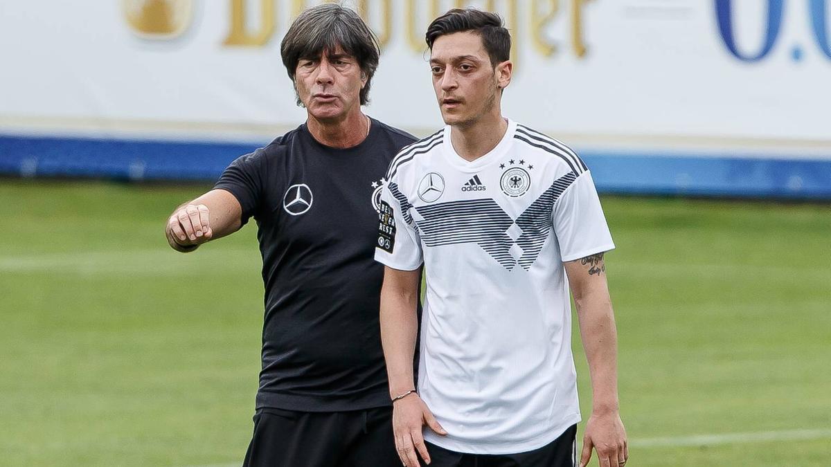 Mesut Özil (r.) hat ein Treffen mit Joachim Löw vor einigen Wochen publik gemacht