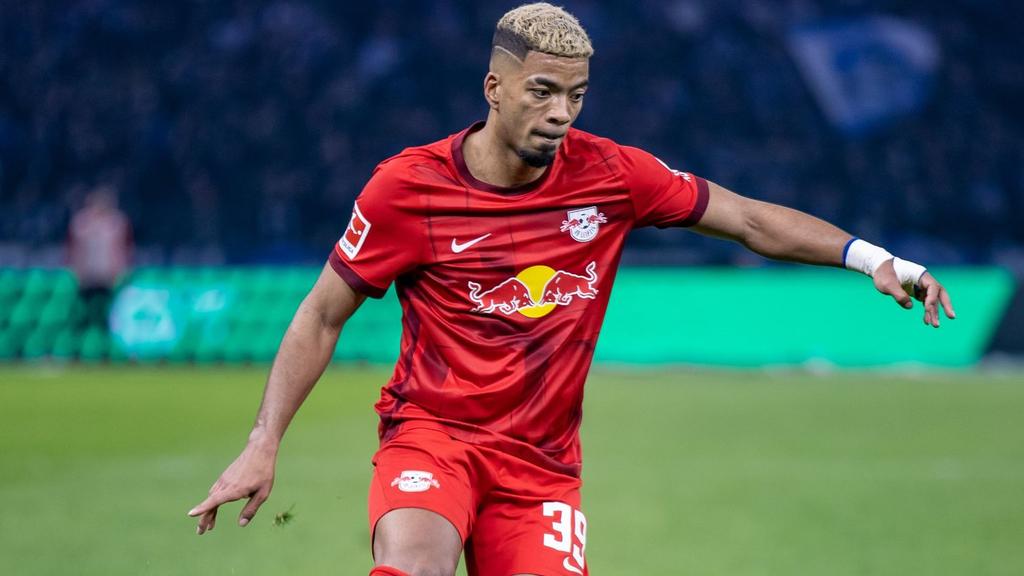Benjamin Henrichs war nach dem Sieg im Pokal-Viertelfinale gegen Borussia Dortmund im Internet rassistisch und antisemitisch beleidigt worden Benjamin Henrichs war nach dem Sieg im Pokal-Viertelfinale gegen Borussia Dortmund im Internet rassistisch und antisemitisch beleidigt worden