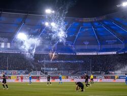 Fans von Hansa Rostock tun ihren Unmut gegen die DFL kund