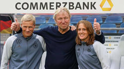 Horst Hrubesch (m.) greift noch einmal nach einem Titel als DFB-Trainer