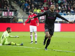 Terwijl Gino Coutinho (l.) verslagen op de grond ligt, viert Sébastien Haller (r.) zijn doelpunt tijdens AZ - FC Utrecht. (19-12-2015)