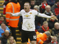 Wayne Rooney neemt Manchester United bij de hand door na 78 minuten spelen de 0-1 tegen Liverpool binnen te schieten. (17-01-2016)