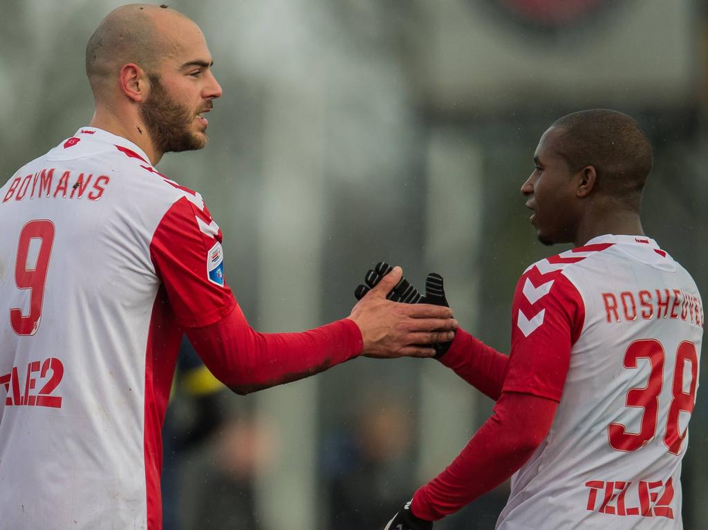 Darren Rosheuvel (r.) krijgt een handje van Ruud Boymans (l.) tijdens het oefenduel FC Utrecht - SC Cambuur. (19-01-2016)