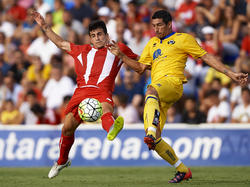 Nagore (dcha.) pugna la pelota con la camiseta del Alcorcón. (Foto: Getty)