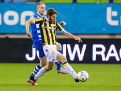 PEC-aanvaller Stef Nijland en Vitesse-speler Sherman Yeini in duel, waarbij laatstgenoemde als winnaar uit de strijd komt. (27-01-2016)