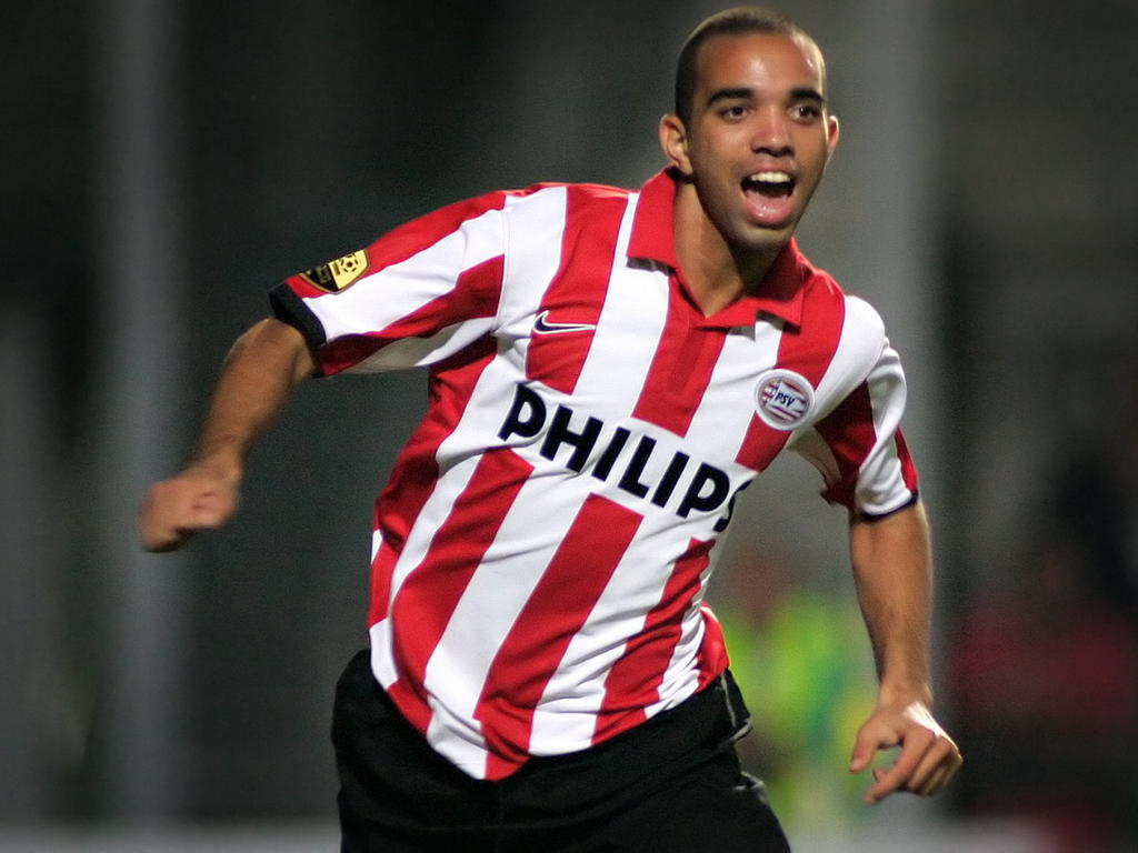 Diego Tardelli speelt in het seizoen 2006/2007 dertien wedstrijden voor PSV in de Eredivisie. Hier neemt de Braziliaan het op tegen ADO Den Haag. (23-09-2006)