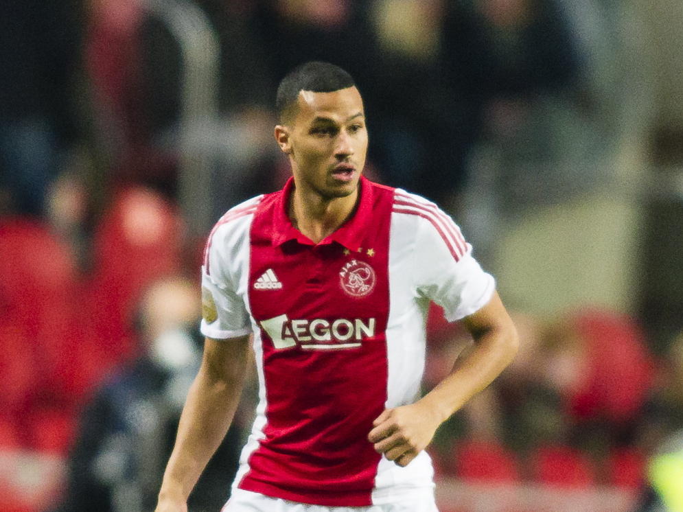Ricardo van Rhijn aan de bal namens Ajax in de wedstrijd tegen Willem II in de Eredivisie. (10-12-14)