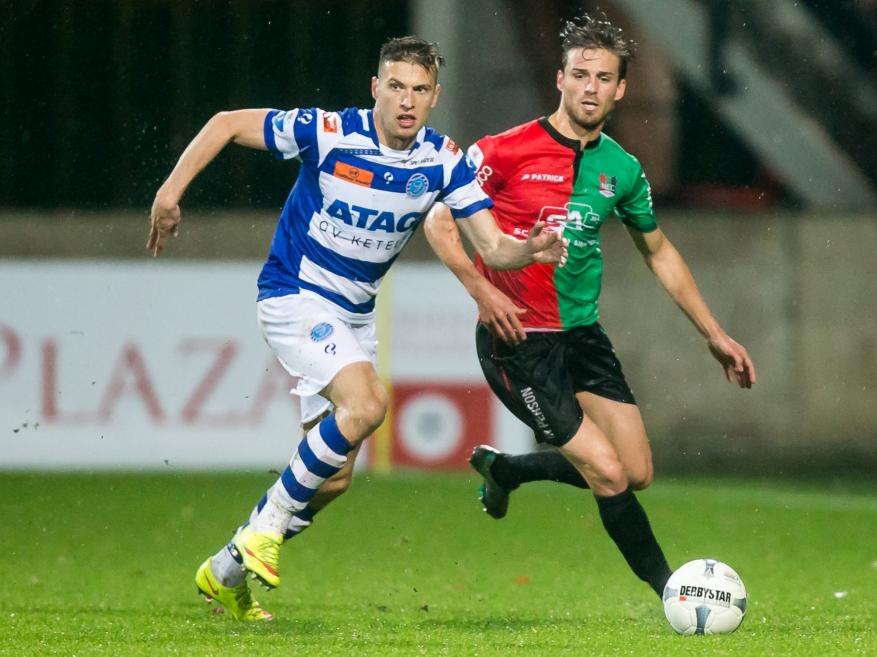 Alexander Bannink (l.) ontdoet zich van Christian Santos (r.) tijdens het competitieduel NEC Nijmegen - De Graafschap. (07-11-2015)