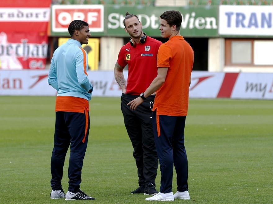 Patrick van Aanholt (l.), Marko Arnautović (m.) en Marco van Ginkel (r.) praten bij voor de oefeninterland tussen Oostenrijk en Nederland. De drie spelers kennen elkaar vanuit de Premier League. (04-06-2016)