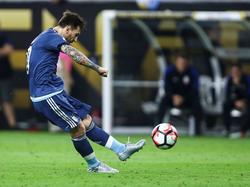 Lionel Messi krult een bal fantastisch in de verre kruising tijdens de halve finale van de Copá America tegen de Verenigde Staten. De Argentijnse superster is met deze treffer ook topscorer aller tijden geworden van zijn land. (22-06-2016)