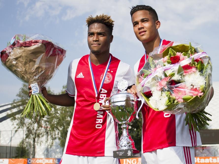 Ché Nunnely (l.) en Justin Kluivert (r.), vleugelaanvallers in dienst van Ajax A1, poseren trots met de zojuist gewonnen Supercup. Vitesse A1 wordt met 2-0 verslagen. (27-08-2016)