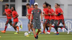 Trainer Niko Kovac beobachtet die Übungen der Bayern-Profis auf dem Trainingsgelände an der Säbener Straße