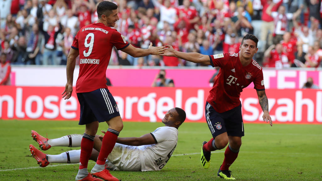 James Rodríguez (r.) feiert einen Treffer gegen Bayer Leverkusen