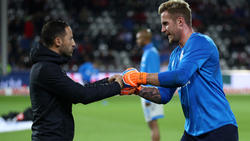 Domenico Tedesco (l.) hat Ralf Fährmann auf Schalke degradiert