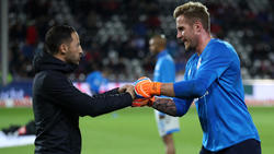 Ralf Fährmann (r.) steht hinter Schalke-Trainer Domenico Tedesco