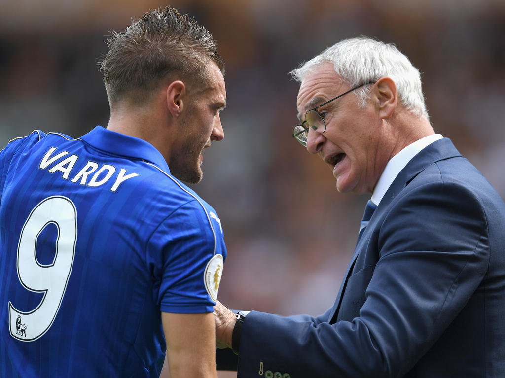 Vardy intercambia impresiones con Ranieri durante un choque. (Foto: Getty)