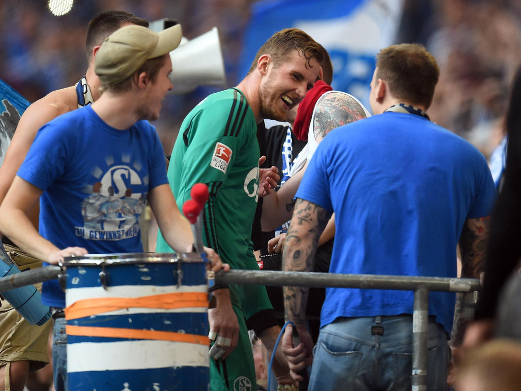 Schalke-Keeper Ralf Fährmann schießt vor dem Revierderby gegen den BVB