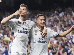 Cristiano Ronaldo (l.) viert één van zijn drie treffers met Lucas Vázquez (r.) tijdens het Champions League-duel Real Madrid - Atlético Madrid (03-05-2017).