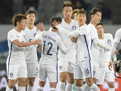 Los jugadores de Corea del Sur celebran la victoria ante su vecino. (Foto: Imago)