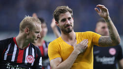 Kevin Trapp (r.) bedankt sich bei den Fans von Eintracht Frankfurt