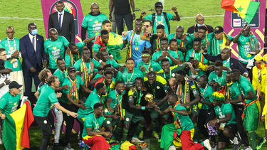 Senegals Spieler feiern mit dem Afrika Cup