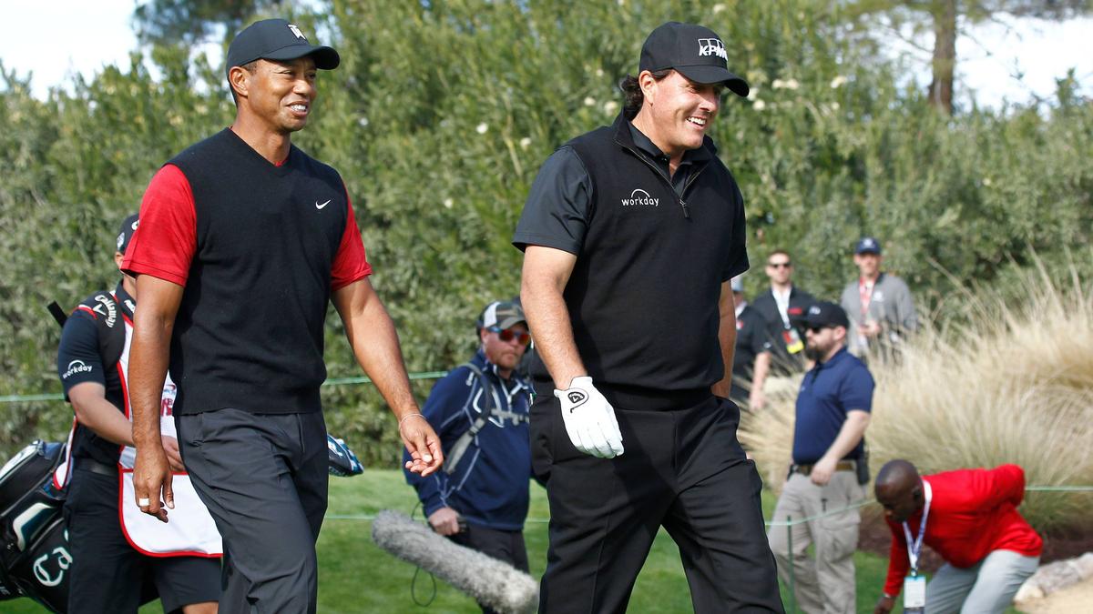 Phil Mickelson und Tiger Woods spielen jeweils zusammen mit einem NFL-Profi (Tom Brady und Peyton Manning) Phil Mickelson und Tiger Woods spielen jeweils zusammen mit einem NFL-Profi (Tom Brady und Peyton Manning)