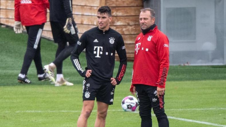 Der spanische U21-Europameister Marc Roca im Gespräch mit Trainer Hansi Flick vom FC Bayern