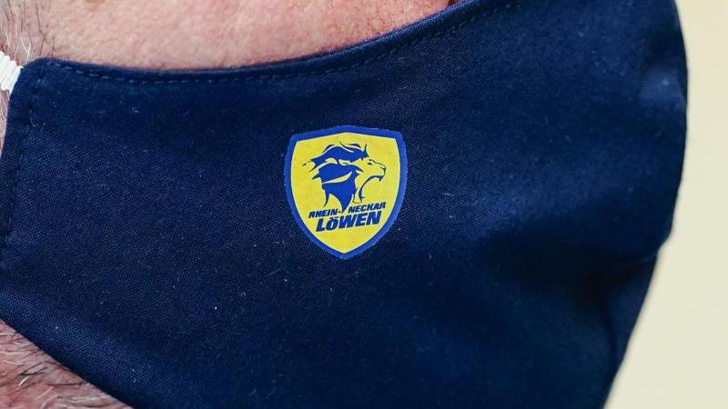 Das Logo der Rhein-Neckar Löwen auf einem Mund-Nasen-Schutz Das Logo der Rhein-Neckar Löwen auf einem Mund-Nasen-Schutz