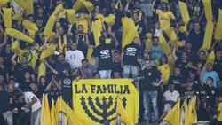 Anhänger von Beitar Jerusalem feuern ihre Mannschaft an