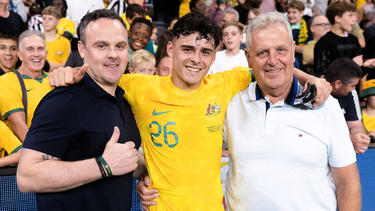 Manchester-City-Talent Alex Robertson feiert sein Debüt mit Vater und Großvater