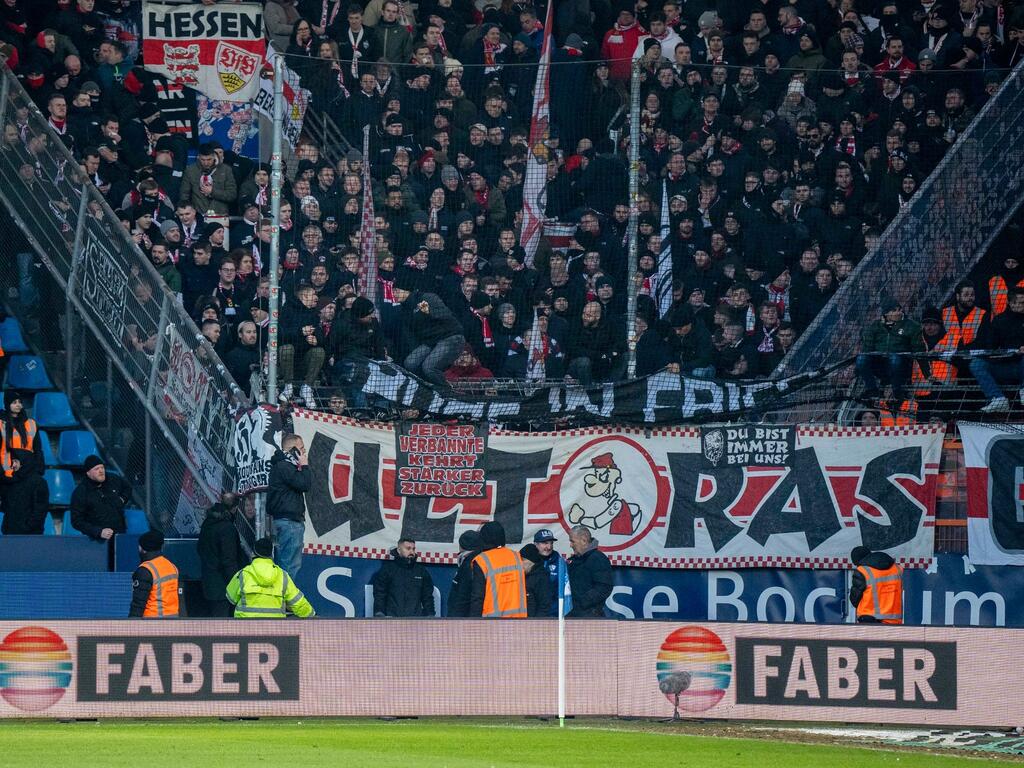 Stuttgarter Fans hatten sich beim Spiel in Bochum geweigert, eine Zaunfahne zu entfernen, die einen Fluchtweg versperrte