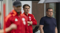 Christoph Freund (M.) ist von Vincent Kompanys Start beim FC Bayern angetan