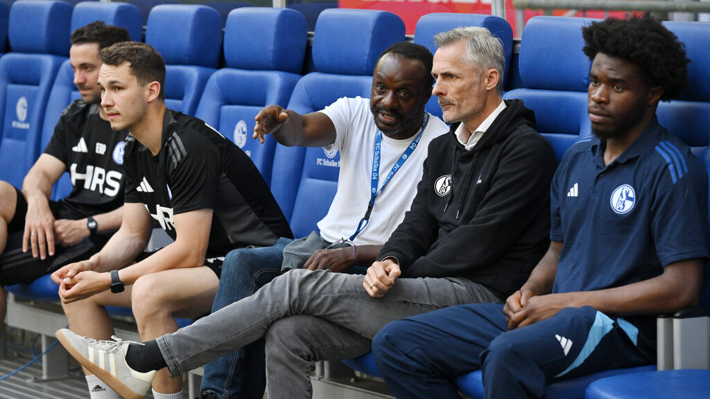 Die Tage von Kees van Wonderen (2. v. r.) beim FC Schalke 04 sind schon wieder gezählt. Die Tage von Kees van Wonderen (2. v. r.) beim FC Schalke 04 sind schon wieder gezählt.