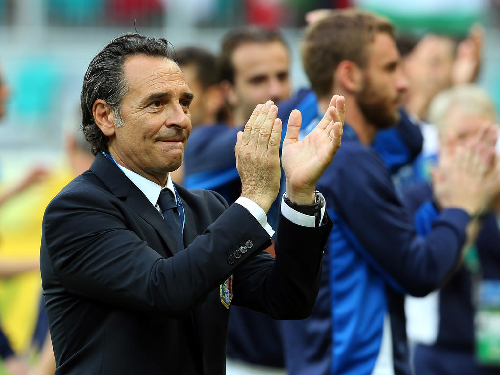 Cesare Prandelli feiert mit den italienischen Fans