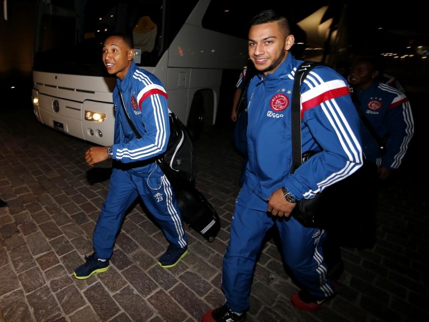 Kenny Tete (l.) en Ricardo Kishna stappen glimlachend uit de spelersbus van Ajax. De Amsterdammers overwinteren in Qatar en hier komen de talenten aan bij het spelershotel. (04-01-2015) Kenny Tete (l.) en Ricardo Kishna stappen glimlachend uit de spelersbus van Ajax. De Amsterdammers overwinteren in Qatar en hier komen de talenten aan bij het spelershotel. (04-01-2015)