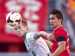Maikel Kieftenbeld (l.) in duel met Felipe Gutiérrez (r.) tijdens FC Twente - FC Groningen. (29-09-2013)